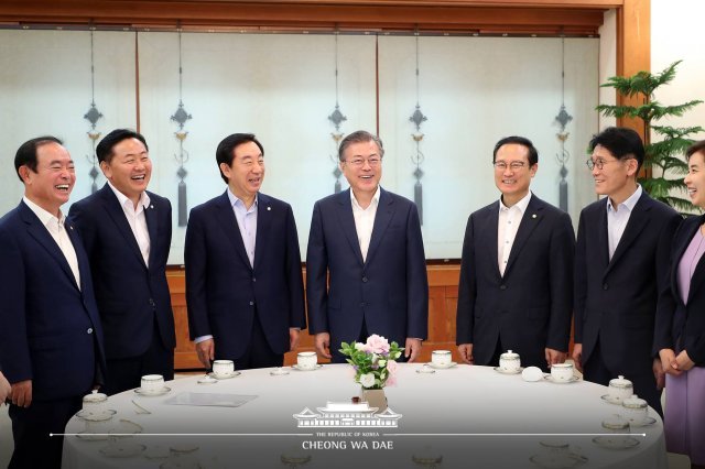 문재인 대통령과 여야 5당 원내대표. (사진제공=청와대)