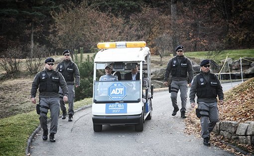 ADT캡스 2017 대회에서 대원들이 우승자 지한솔을 호위하고 있다. 사진제공｜ADT캡스