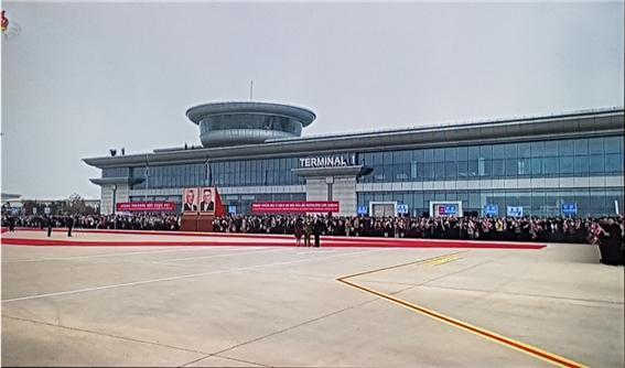 5일 북한 조선중앙TV는 북한 김정은 국무위원장과 미겔 디아스카넬 쿠바 국가평의회 의장과의 정상회담 영상에서 김 위원장의 대형 초상화가 평양 순안공항에 걸린 장면을 보도했다.(조선중앙TV 캡처) 2018.11.05. © News1