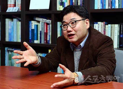 한국형사정책연구원 박준휘 일반범죄연구실장은 불법 스포츠도박이 “중독성과 접근성 때문에 누구나 가담할 수 있다”고 그 위헝섬을 경고하며 범죄수익 환수가 중요하다고 강조했다.  김민성 기자 marineboy@donga.com