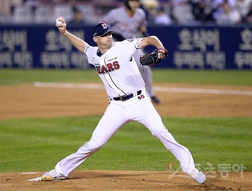5일 서울 잠실야구장에서 ‘2018 신한은행 MY CAR KBO리그 포스트시즌’ 한국시리즈 2차전 두산베어스와 SK와이번스의 경기가 열렸다. 두산 선발 후랭코프가 1회초 등판해 힘차게 공을 던지고 있다. 잠실｜김진환 기자 kwangshin00@donga.com