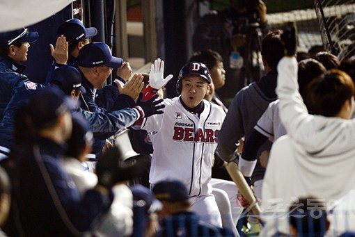 5일 서울 잠실야구장에서 ‘2018 신한은행 마이카 KBO리그’ 두산 베어스와 SK 와이번스의 한국시리즈 2차전 경기가 열렸다. 4회말 무사 2루에서 두산 최주환이 SK 선발 문승원을 상대로 우월 투런 홈런을 쏘아 올린 뒤 동료들의 환영을 받고 있다. 잠실｜김민성 기자 marineboy@donga.com