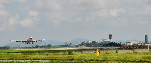 무안국제공항의 정기노선 신규 취항이 잇따르면서 이용객 수가 크게 늘고 있다. 연말까지 개항 이후 가장 많은 50만 명 이상을 기록할 것으로 예상된다. 전남도 제공