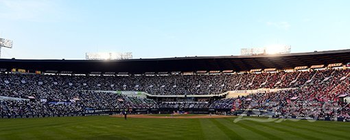 지난 4일 서울 잠실야구장에서 ‘2018 신한은행 마이카 KBO리그’ 두산 베어스와 SK 와이번스의 한국시리즈 1차전 경기가 열렸다. 만원 관중이 들어차 야구를 즐기고 있다. 스포츠동아DB