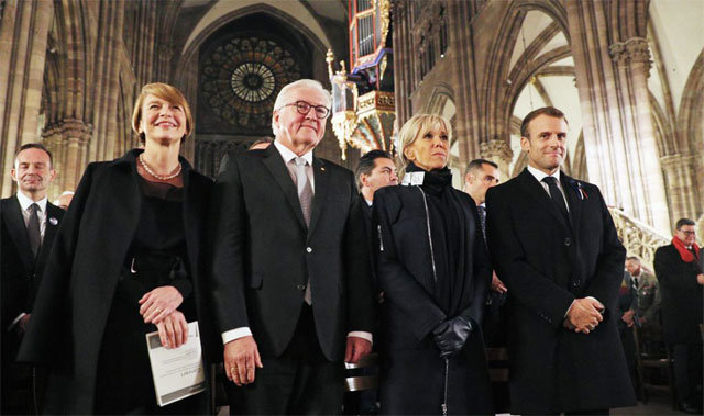 佛-獨 접경지 성당에 모여… 에마뉘엘 마크롱 프랑스 대통령(앞줄 오른쪽) 부부와 프랑크발터 슈타인마이어
 독일 대통령(앞줄 오른쪽에서 세 번째) 부부가 4일(현지 시간) 프랑스 스트라스부르 노트르담 대성당에서 열린 평화의 콘서트에 
함께 참석했다. 이 콘서트를 시작으로 일주일 동안 제1차 세계대전 종전 100주년 기념행사가 이어진다. 독일의 프랑스 침공으로 
시작된 1차대전에선 독일군 약 200만 명, 프랑스군 약 140만 명이 사망했다. 사진 출처 프랑스 3방송