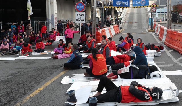 새 수산시장 주차장 막은 상인들 5일 서울 옛 노량진수산시장에 내려진 단전과 단수 조치에 대한 항의의 
표시로 상인들이 새 수산시장으로 들어가는 주차장 진입로에 누워 차량 진입을 막고 있다. 수협은 4차례 명도집행을 시도했지만 
무산되자 사전 고지 후 단전과 단수 조치를 시행했다고 밝혔다. 김재명 기자 base@donga.com
