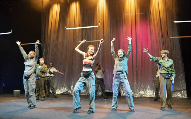 영국 청소년 극단 ‘트랜스미션’이 2013년 강제 북송된 탈북 청소년을 그린 연극 ‘프리 나인’을 선보이고 있다. 연극은 세계 여느 10대와 다름없이 춤과 노래를 좋아하는 북한 청소년의 우정과 사랑을 보여준다. 로열내셔널시어터 제공