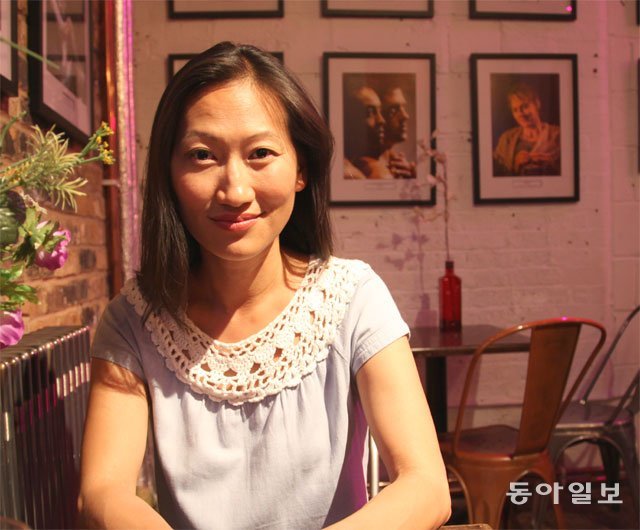 영국 런던에서 젊은 예술가가 모여드는 달스턴의 한 극장에서 만난 한국계 영국인 극작가 인숙 차펠. 아시아인으로서 자신의 이야기를 하기 위해 극작가가 된 그녀는 내셔널시어터, BBC 라디오 등과 함께 일했다. 런던=김민 기자 kimmin@donga.com