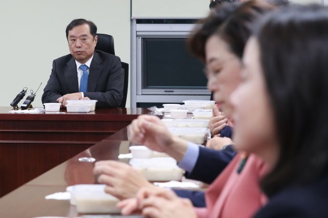 김병준 자유한국당 비상대책위원장이 6일 오전 서울 여의도 국회 의원회관에서 열린 초선의원들과 조찬 모임에서 모두발언을 하고 있다. 2018.11.6/뉴스1 © News1