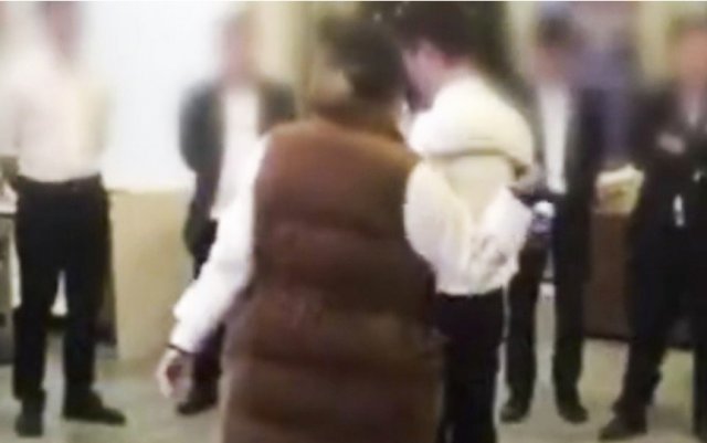 상사가 벨트를 들고 있다. - 웨이보  동영상 화면 캡처