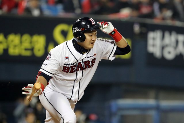 5일 오후 서울 송파구 잠실야구장에서 열린 2018 프로야구 신한은행 마이카 KBO 한국시리즈 2차전 SK 와이번스와 두산 베어스의 경기 8회말 무사 1,3루상황에서 두산 최주환이 1타점 적시타를 날린 후 1루를 향해 달려가고 있다. 2018.11.5/뉴스1 © News1