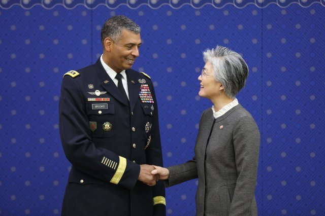 강경화 외교부장관이 6일 서울 외교부 청사에서 이임을 앞둔 빈센트 브룩스 주한미군사령관과 악수를  나누고 있다. /외교부 제공 © News1