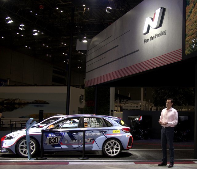 6일(현지시각) 중국 상하이 국가회의전람센터(NECC: National Convention and Exhibition Center)에서 열린  <제1회 중국 국제 수입박람회(China International Import Expo)>에서 토마스 쉬미에라(Thomas Schemera) 현대차 상품전략본부장 부사장이 발표하고 있는 모습(현대차 제공) © News1