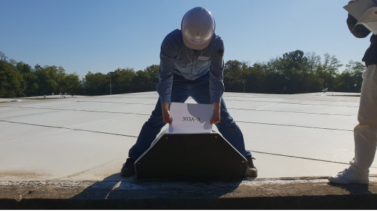 고양 저유소 폭발 화재사건을 수사중인 경찰이 화재 원인으로 의심받고 있는 유류탱크 환기구를 조사하고 있다. 환기구 밑이 청소되지 않아 건초들이 끼어 있는 모습(사진 원 안) /사진제공=고양경찰서 © News1