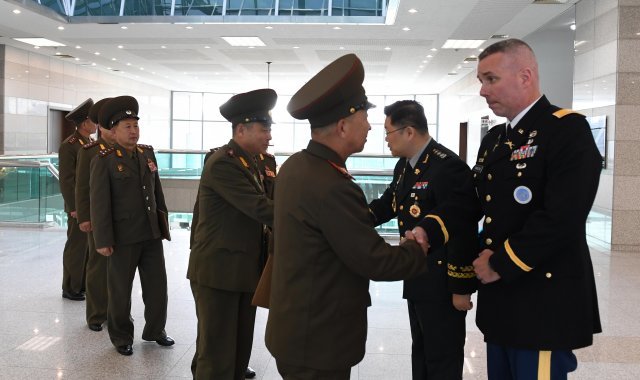 6일 판문점 남측지역 자유의 집에서 ‘남·북·유엔사 3자 협의체’ 제3차 회의에 앞서 조용근 국방부 북한정책과장(육군 대령)과 유엔사는 버크 해밀턴 군사정전위원회 비서장, 북측 엄창남 육군 대좌 등 참석자들이 인사를 나누고 있다. (국방부 제공) 2018.11.6/뉴스1