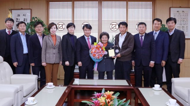 정병석 전남대 총장과 김정순 할머니 등이 6일 총장실에서 장학금 1억원 전달식을 갖고 기념촬영을 하고 있다.(전남대 제공)2018.11.6/뉴스1 © News1