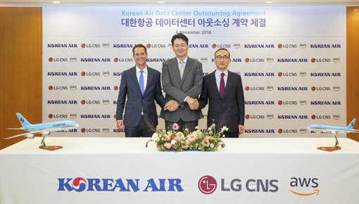 조원태 대한항공 사장(가운데)과 에드 렌타(Ed Lenta) AWS 아시아태평양지역 총괄 디렉터(왼쪽), 김영섭 LG CNS 사장(오른쪽)이 협력을 다짐하며 기념촬영을 하고 있다. 사진제공｜대한항공