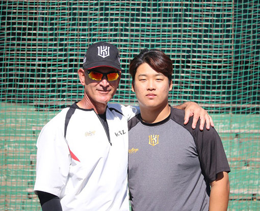 KT 위즈 강백호(오른쪽)가 일본 미야자키에서 열린 마무리캠프에서 외국인 인스트럭터인 샌디 게레로 코치와 어깨동무를 하고 있다. 게레로 코치는 강백호의 재능과 자세에 놀라움을 표시하며 그의 발전가능성을 높게 점쳤다. 사진제공｜KT 위즈