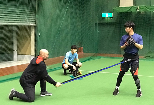 그렉 히바드(왼쪽) 투수코치가 김태오(오른쪽)의 하체를 고정시키고 있다.
사진제공｜KT 위즈