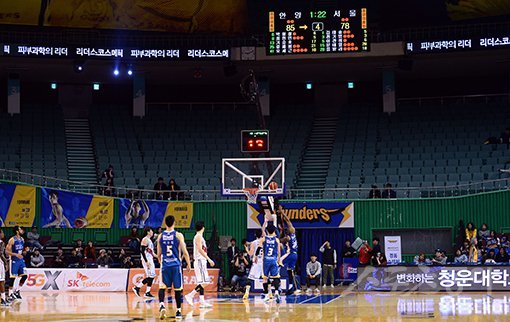 6일 잠실실내체육관에서 열린 ‘2018-2019 SKT 5GX 프로농구’ 안양 KGC인삼공사와 서울 삼성 경기에 관중석이 텅 비어 있다. 잠실실내｜김종원 기자 won@donga.com
