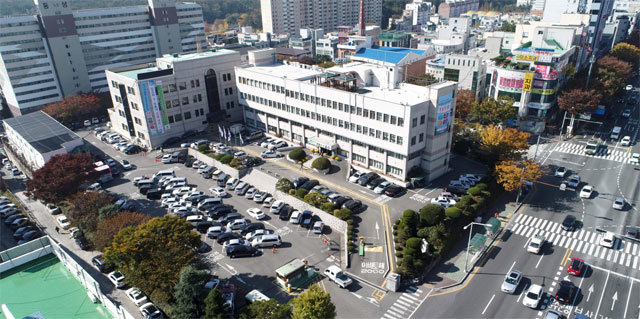 울산시가 공공 상업시설을 갖춘 복합개발사업으로 추진할 울산 남구 옥동의 옛 울주군청사 전경. 이 부지는 울산대공원과 가깝고 학군이 좋아 울산 최고의 ‘금싸라기 땅’으로 평가받고 있다. 울산시 제공