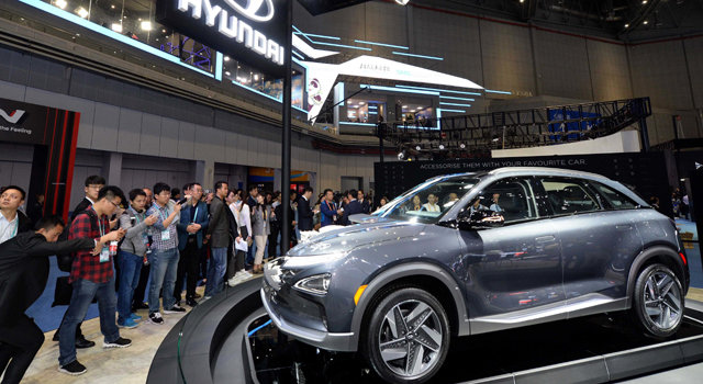 수소전기차 ‘넥쏘’에 쏠린 눈 6일 중국 상하이(上海)에서 열린 ‘제1회 중국 국제수입박람회’ 현대차 
부스에서 관람객들이 수소전기차 넥쏘를 관람하고 있다. 이 넥쏘 차량은 내부를 들여다볼 수 있도록 절개된 상태로 출품돼 관심을 
끌었다. 이 박람회는 10일까지 열린다. 현대자동차 제공