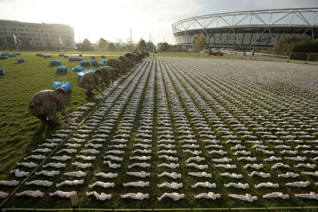 1차 세계대전 희생자 추모 조형물 5일 영국 런던 퀸엘리자베스 올림픽공원에서 군인들이 수의를 입은 인간
 모형을 잔디밭 위에 줄지어 놓고 있다. ‘솜 전투의 수의’라는 이 작품은 올해 제1차 세계대전 종전 100주년을 기념해 
만들어졌다. 1916년 당시 프랑스 동북부 솜 전투에서 사망했으나 유해를 찾지 못한 영국 프랑스 연합군 7만2396명을 기리기 
위한 것이다. 런던=AP 뉴시스