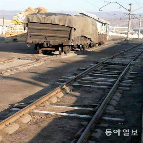 북한의 한 지방 기차역 모습. 일정한 간격으로 촘촘히 설치돼 있어야 하는 철로 침목이 듬성듬성하게 놓여 있다. 동아일보DB