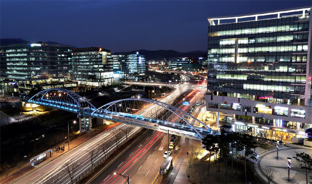 경기 판교신도시 판교테크노밸리 전경. 경기도는 2005년부터 성남시 분당구 삼평동 일대에 66만1925㎡ 규모의 ‘제1판교테크노밸리’를 조성해 첨단기업단지로 육성해 왔다. 경기도경제과학진흥원 제공