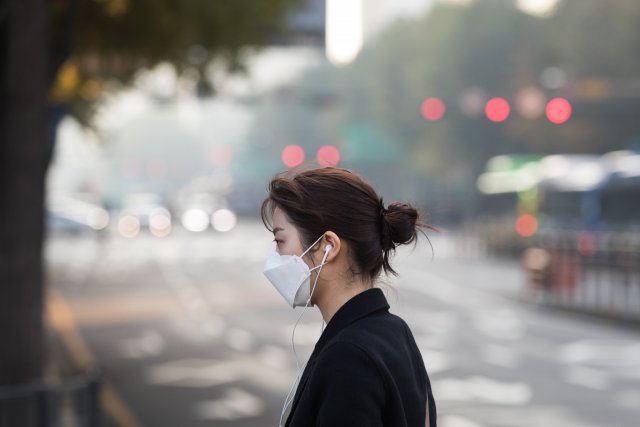 전국 곳곳에 미세먼지 농도가 ‘나쁨’ 수준을 보인 5일 오전 서울 세종대로사거리에서 마스크를 쓴 시민들이 출근길 발걸음을 재촉하고 있다. 2018.11.5/뉴스1