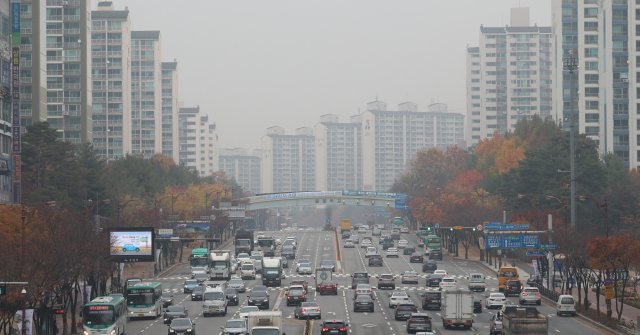 올 가을 수도권 지역에 미세먼지를 줄이기 위한 ‘비상저감조치’가 첫 발령된 7일 오전 경기도 수원시에서 바라본 수원 도심이 미세먼지로 뿌옇다. © News1