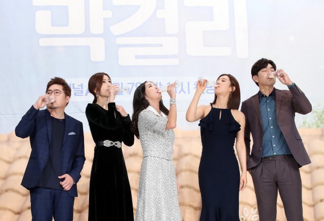김조한(왼쪽부터), 손태영, 이혜영, 권유리 이종혁 7일 오후 서울 영등포 타임스퀘어에서 열린 채널A ‘지붕위의 막걸리’ 제작발표회에 참석해 막걸리를 마시고 있다. ‘지붕 위의 막걸리’는 막걸리를 사랑하는 연예인들인 배우 이혜영, 이종혁, 손태영 그리고 R&B 대디 김조한과 소녀시대 유리가 자연 속에서 막걸리를 함께 빚으며 생활하는 제작진 개입 없는 순도 100% 리얼 양조 예능 프로그램이다. © News1