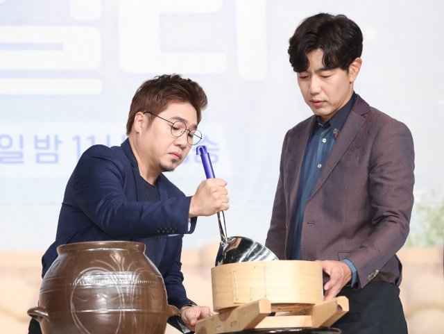 가수 김조한, 이종혁(오른쪽)이 7일 오후 서울 영등포 타임스퀘어에서 열린 채널A ‘지붕위의 막걸리’ 제작발표회에 참석해 막걸리를 만들고 있다. ‘지붕 위의 막걸리’는 막걸리를 사랑하는 연예인들인 배우 이혜영, 이종혁, 손태영 그리고 R&B 대디 김조한과 소녀시대 유리가 자연 속에서 막걸리를 함께 빚으며 생활하는 제작진 개입 없는 순도 100% 리얼 양조 예능 프로그램이다. © News1