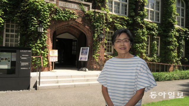 도쿄 릿쿄대학에서 만난 ‘릿쿄 모임’의 야나기하라 야스코 씨. 뒤에 보이는 건물은 윤동주 시인이 공부한 옛 도서관으로, 2015년 이곳에서 윤동주 특별전시회가 열렸다. 도쿄=이지운 기자 easy@donga.com