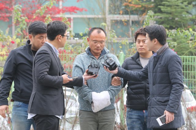 ‘엽기행각’과 ‘직원폭행’ 등 사회적 공분을 일으킨 양진호 한국미래기술 회장이 7일 오후 경기도 수원시 경기남부지방경찰청 광역수사대로 압송되고 있다. 경기남부청은 전날 법원으로부터 체포영장과 압수수색 영장을 발부 받아 양 회장을 회사 소유 오피스텔에서 긴급 체포했다고 밝혔다. 2018.11.7/뉴스1 © News1 오장환 기자