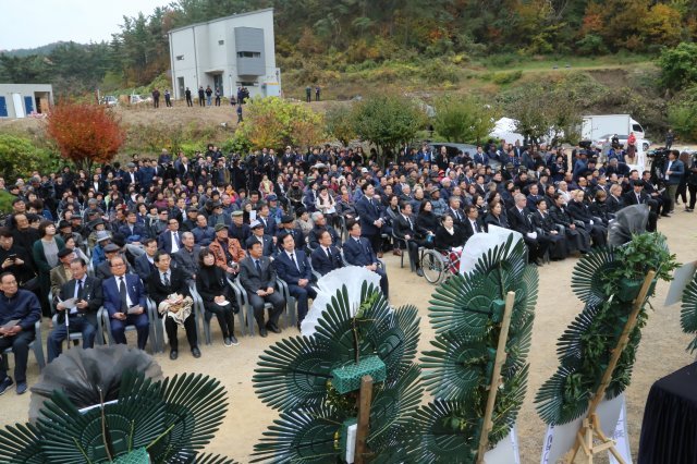 7일 경북 영천시 괴연동 성일가에서 열린 故 신성일 추모제에 600여명의 추모객들이 몰려 고인을 추모하고 있다.고인의 유언에 따라 그의 유해는 자신이 살던 집 앞 마당에 묻혔다. 故신성일은 60-70년대 은막을 주름잡았던 한국 최고의 영화배우이자 국민배우로 그가 출연한 영화만 500편이 넘는다. 2018.11.7 (영천=뉴스1)