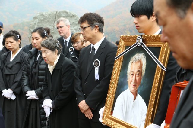 故 신성일 유족과 지인들이 7일 경북 영천시 괴연동 성일가에서 열린 ‘故 신성일 추모식’에 앞서 하관식을 하고 있다. 신씨의 유해는 고인의 유언에 따라 자신이 살던 집 앞 마당에 묻혔다. 故신성일은 60-70년대 은막을 주름잡았던 한국 최고의 영화배우이자 국민배우로 그가 출연한 영화만 500편이 넘는다. 2018.11.7 (영천=뉴스1)