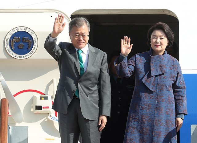 7박 9일간의 유럽순방을 마친 문재인 대통령과 김정숙 여사가 21일 오후 경기 성남시 서울공항을 통해 귀국하고 있다. . 2018.10.21/뉴스1 © News1