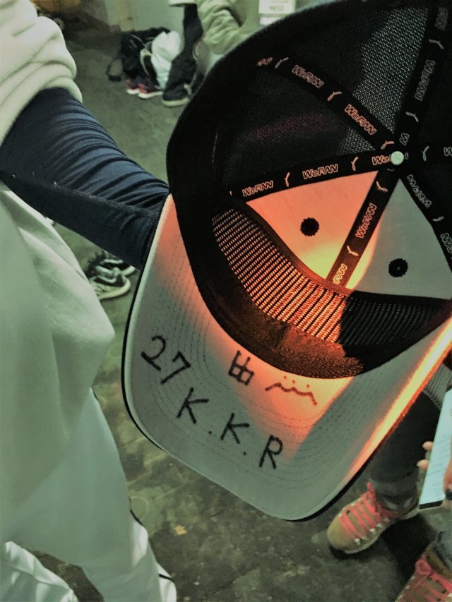 두산 베어스의 박치국이 모자에 김강률의 이니셜을 새기고 한국시리즈를 치르고 있다. © News1