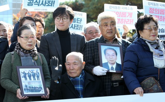 일제 강제징용 피해자 중 유일 생존자인 이춘식(94) 할아버지가 30일 오후 서울 서초구 대법원 앞에서 전원합의체 선고 참석을 위해 법정으로 향하고 있다. . 2018.10.30/뉴스1 © News1