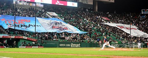 7일 인천 SK행복드림구장에서 ‘2018 신한은행 마이카 KBO리그’ SK 와이번스와 두산 베어스의 한국시리즈 3차전 경기가 열렸다. 인천｜김민성 기자 marineboy@donga.com