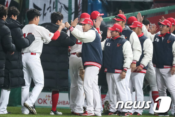 = 7일 인천 미추홀구 SK행복드림구장에서 열린 ‘’2018 신한은행 마이카 KBO리그‘’ 프로야구 한국시리즈 3차전 두산 베어스와 SK 와이번스의 경기에서 7대2로 승리한 SK 선수들과 힐만 감독이 자축하고 있다. 2018.11.7/뉴스1