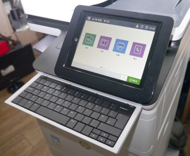 상단 터치스크린과 키보드