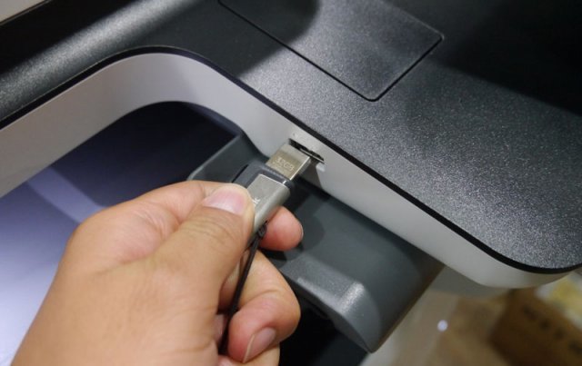 LCD 측면의 USB 포트