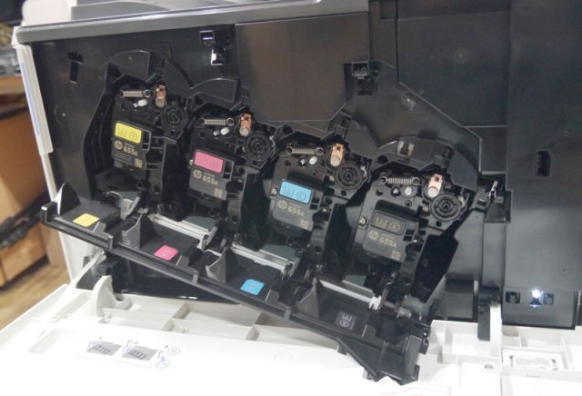 설치된 4색 토너