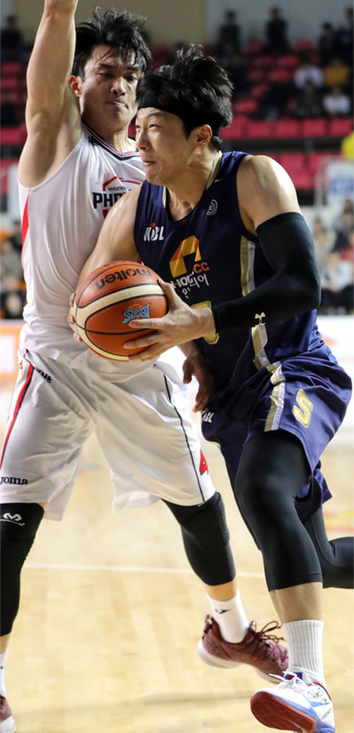 이정현 “비켜, 이대성” KCC 이정현(오른쪽)이 7일 전주에서 열린 현대모비스와의 안방경기에서 이대성의 수비를 뚫고 골밑으로 돌파하고 있다. 이정현은 14점을 넣었다. KCC는 대어 현대모비스를 85-75로 꺾고 4연패 탈출에 성공했다. 전주=뉴스1