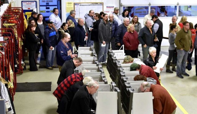 미국 중간선거가 열린 6일 미시간주 매콤 카운티 알마다 타운쉽 소방서에 마련된 투표소에서 유권자들이 길게 줄을 서서 차례를 기다리고 있다. 알마다=AP 뉴시스