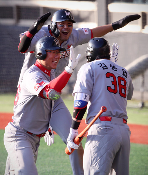 SK 와이번스는 8일까지 올해 포스트시즌(PS) 8경기에서 18홈런을 때려 KBO 단일시즌 PS 홈런 1위 신기록을 세웠다. 크기가 작은 홈구장을 사용한다는 오해는 SK 타자들의 파워를 폄하하는 흠집 내기에 불과하다. 4일 한국시리즈(KS) 1차전에서 홈런을 터뜨린 박정권(왼쪽)이 김동엽과 하이파이브를 하고 있다. 사진제공｜스포츠코리아