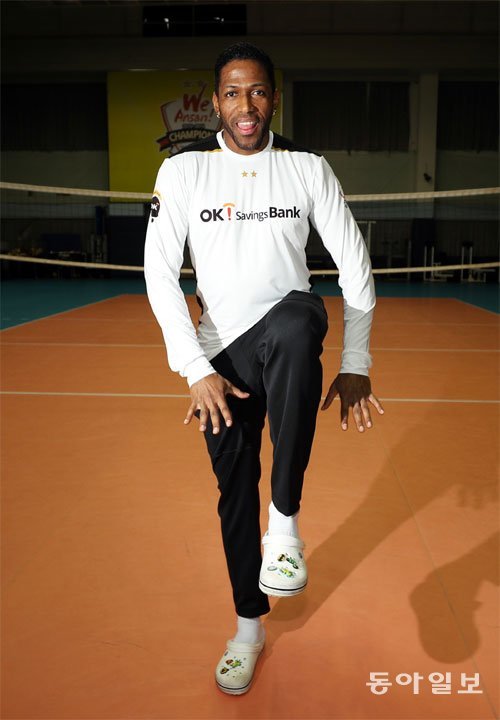 요스바니가 코트에서 종종 선보이는 미국프로농구(NBA) 스타 르브론 제임스의 세리머니를 보여주고 있다. 용인=최혁중 기자 sajinman@donga.com