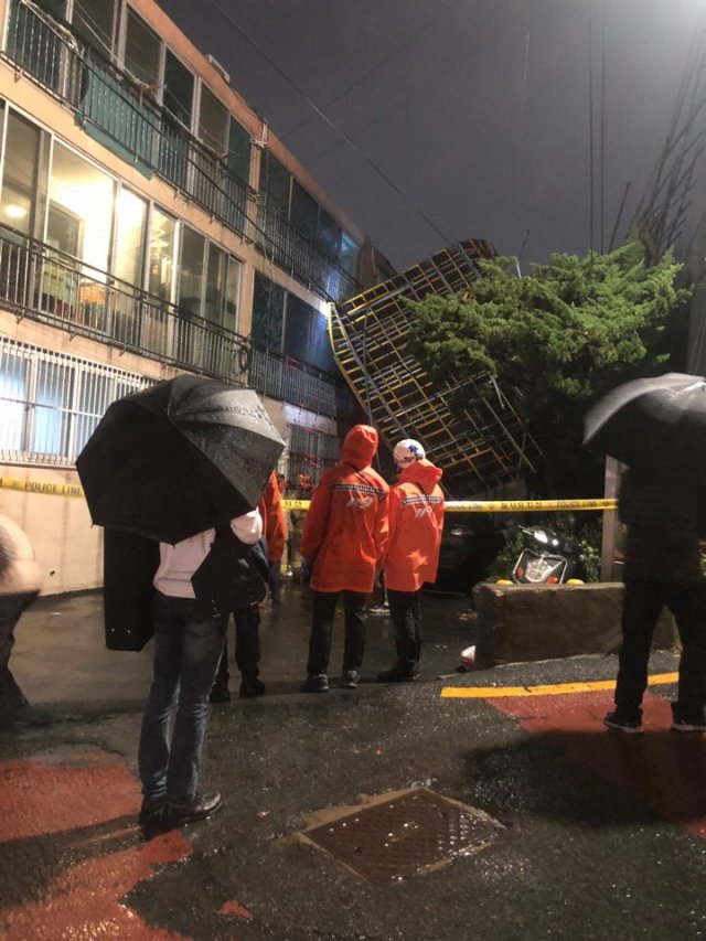 8일 오후 8시 59분쯤 부산 부산진구 개금동에 있는 한 병원신축공사 현장에 설치된 거푸집이 강한 비바람에 무너져 내렸다. 현장에 출동한 경찰과 소방대원들이 수습하고 있다.(부산지방경찰청 제공)
